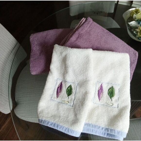 11 piece set of bathroom accessories with towels. - Picture 2 of 3